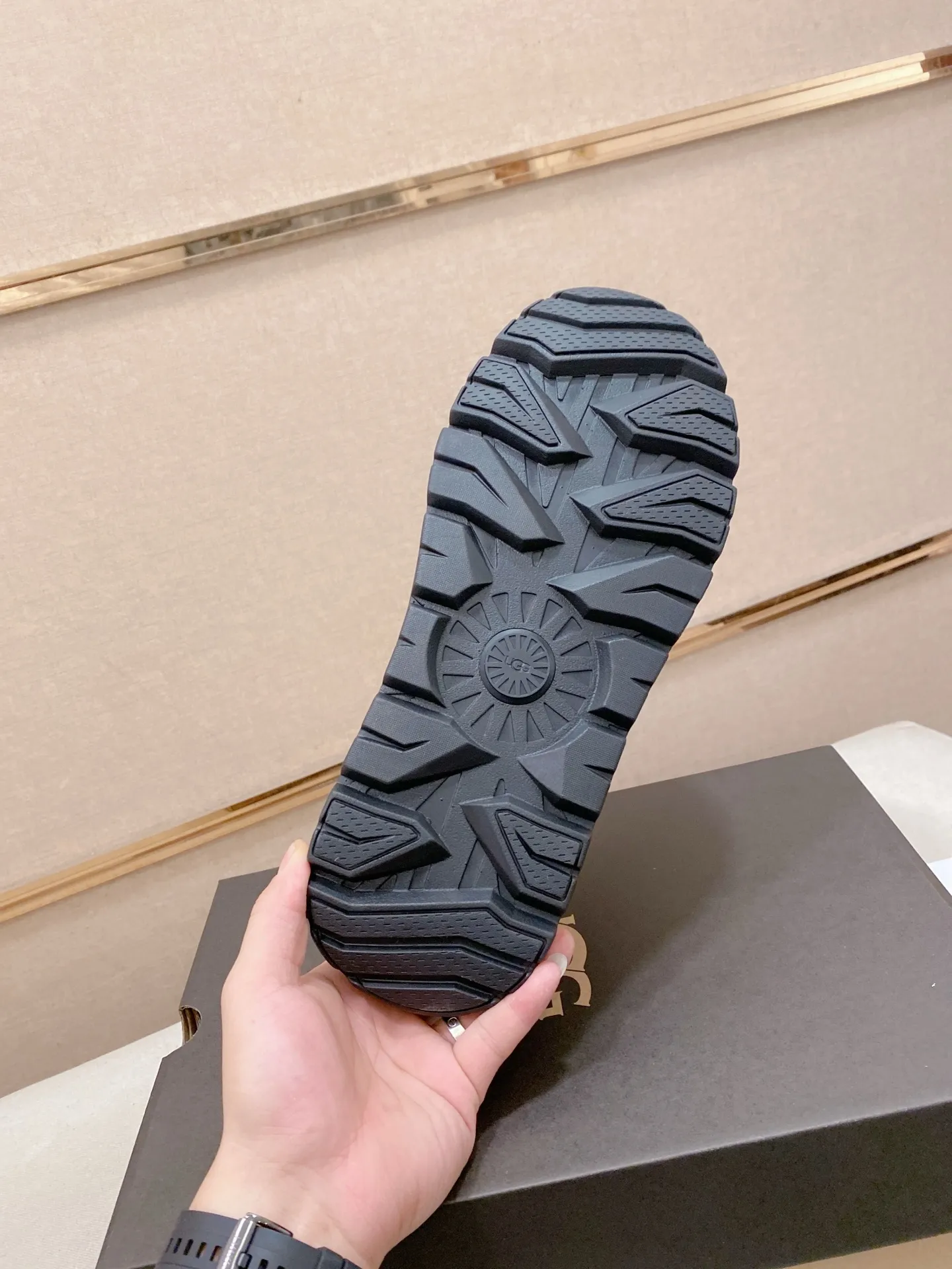 Factory price: 480💰Couple model💏 Same style as Wang Yibo, North American men's shoes Ugg ☃️In the special sale of new high-quality men's shoes snow boots in autumn and winter, the nemesis of extreme cold weather! Made of cowhide leather, merino wool lining, and original outsole, whether driving, outdoor or daily wear, there is always one that suits you! Male and female size: 35-46.